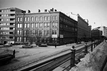 Purettava talo, Sepänkatu 1. Rakennusliike Talotyö Oy:n kyltti aidassa. Suunnittelijat Signe Hornborg ja Elia Heikel, valm. 1898. Purettu 1971.