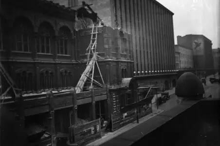 Keskuskatu 7:n taloa puretaan. Theodor Höijerin piirtämä VPK:n talo valmistui 1889, kiinteistö myytiin 1917 AB Lantmannagårdenille. 1920-luvulla Keskuskatua levennettiin ja taloa muutettiin sopimaan paremmin viereisen Liittopankin naapuriksi. Keskuskatu 5 (- Aleksanterink. 17), 1929 valmistunut, Pauli E. Blomstedtin suunnittelema Liittopankki Oy:n pääkonttori, nykyinen WTC.