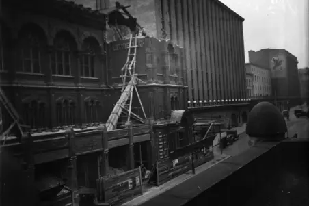 Centralgatan 7 håller på att rivas. FBK:s hus ritades av Theodor Höijer och blev färdigt år 1889. Fastigheten såldes 1917 till AB Lantmannagården. På 1920-talet breddades Centralgatan och huset ändrades till att passa ihop med sin nya granne Unionbanken, Centralgatan 5 – Alexandersgatan 17, ritat av Pauli E. Blomstedt, fullbordat 1929, nuvarande WTC.