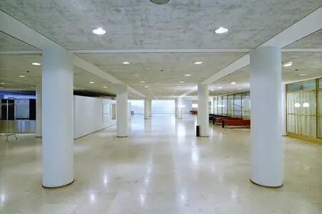 Stadshusets entréhall. I den öppna lokalen finns runda, vita pelare. Naturligt ljus kommer in i rummet från entréhallens gavel. Ytorna är ljusa.