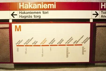 Schemat över metrolinjen då trafiken inleddes 1982. Skylten fanns vid Hagnäs station. Det var bara nio stationer.  Rutten gick från Kampen till Botbyhöjden. Hållplatsen vid Järnvägsstationen hette då Brunnsgatan och Helsingfors universitets hållplats hette Gloet.