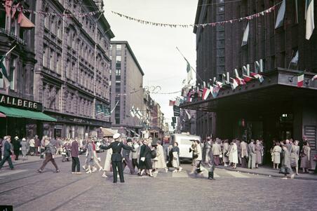Alexandersgatan och folkmängd fotograferad framför Stockmanns varuhus.