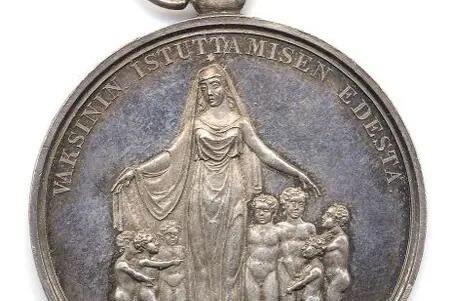 Vaccinerarmedaljens baksida med hälsans gudinna Hygieia som de små barnens beskyddare. 