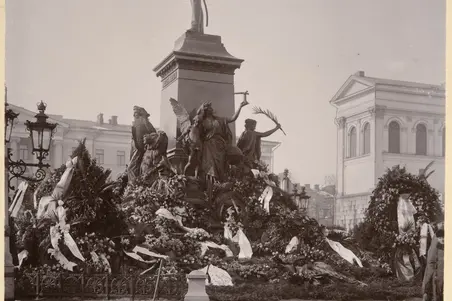 Mielenosoitus Aleksanteri II:n patsaalla: sen ympärillä on valtava määrä kukkia.