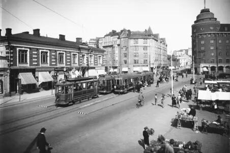 Vy över Broholmsgatan vid Hagnäs torg 1931, åt nuvarande Cirkelhusets håll. Uppe till höger Arenahuset.