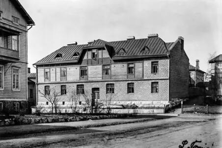 Kaksikerroksinen asuinrakennus Saariniemenkadu 6:ssa, joka oli kirjailija Mika Waltarin synnyinkoti.