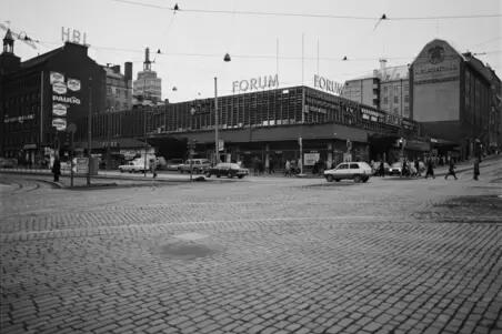 Forumhörnet och Hufvudstadsbladets hus. Bilar i förgrunden, gaveln på Simonsgatan 5 till höger.