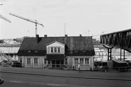 Pasilan vanha asema Ratapihantieltä kuvattuna. Aseman vieressä on jalankulkijoiden asemasilta.