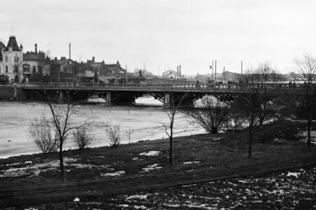 Maisemakuva Pitkästäsillasta Kaisaniemenrannasta kuvattuna, vuonna 1909. Silta oli tuolloin vielä puupalkkirakenteinen.