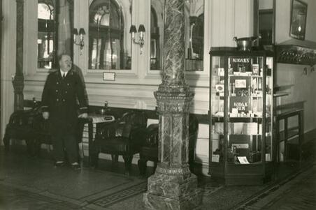 Hotelli Kämpin ala-aula, vahtimestari työasussaan.