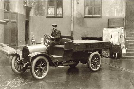 Hotelli Kämpin autonkuljettaja Kämpin sisäpihalla avomallisen kuorma-auton ratissa.