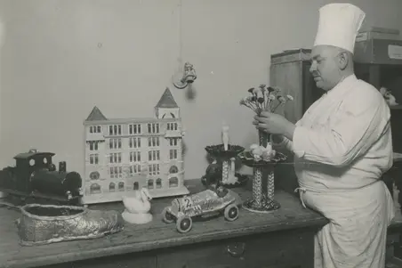Hotell Kämps köksmästare tillreder konditorns konststycken.