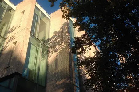 Tölö gymnasiumin rakennus.
