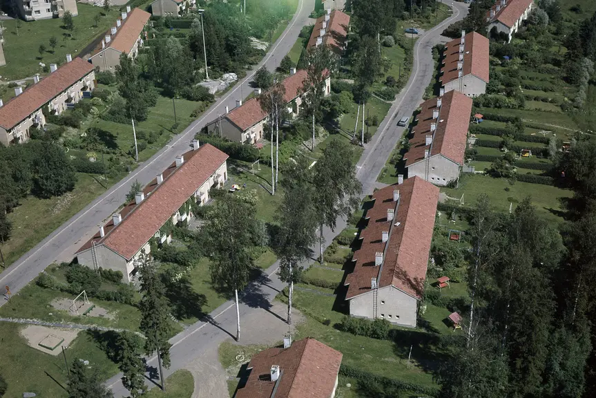 Ilmakuvassa rivitaloja, vasemmalla kerrostalo 