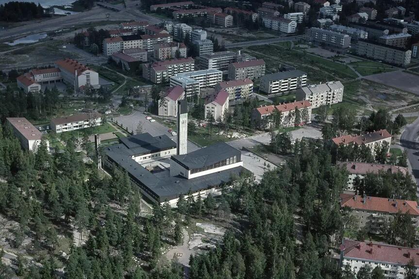 Flygbild över Drumsö kyrka och våningshusen omkring den. 