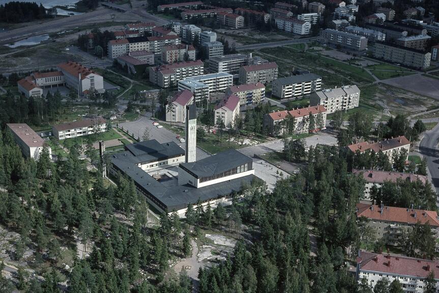 Flygbild över Drumsö kyrka och våningshusen omkring den. 