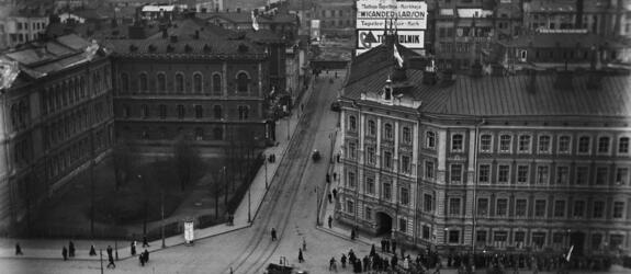 Näkymä Rautatieaseman tornista Hakasalmenkadun (= Keskuskatu) ja Kaivokadun risteykseen. Vasemmalla Ateneum, Hakasalmenkatu 1 (= Keskuskatu 9) ja Hakasalmenkatu 3 (= Keskuskatu 7), Vapaapalokunnan (VPK:n) talo. Oikealla Hakasalmenkatu 2 (= Keskuskatu 8). Arkkitehdit Theodor Höijer ja F.A. Sjöström. Skohan talona tunnettu rakennus valmistui 1870-luvulla ja purettiin 1965. Taustalla Hakasalmenkatua jatketaan kohti Esplanadia.