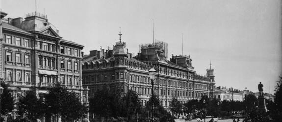 Runebergin esplanadi. Taustalla Pohjoisesplanadi 29, 27-25.
