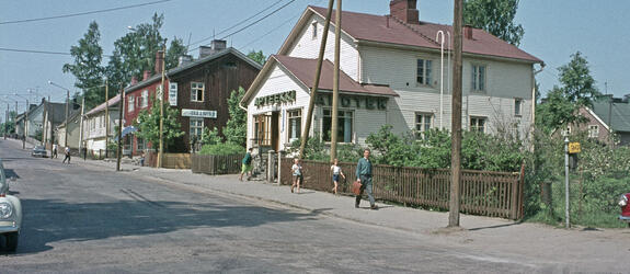 Intiankatu 3, 5, 7, 9. Arabian apteekki ja punaisessa puurakennuksessa (Intiankatu 5) toimi Toukolan kirja ja paperi Oy, kosmetiikkaliike Adalminan Helmi (Adalmina) sekä T. Volasen sekatavarakauppa.