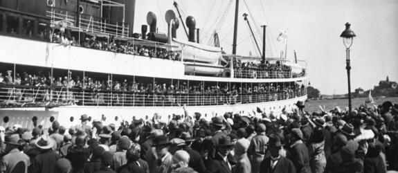 Höyrylaiva Ariadne II lähdössä Helsingistä Stettiniin. Laivan ulkokannella on runsaasti matkustajia ja laiturilla saattajia. Ariadne rakennettii 1914 ja oli Suomen Höyrylaiva Osakeyhtiön omistuksessa vuoteen 1969. Aluksen keula uusittiin vuonna 1938.