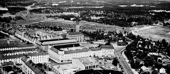 Vallgård, flygfoto. Till vänster syns Enarevägen, Hauhovägen 6,8, Kangasalavägen 1. - Euravägen 2–12. Paulus kyrka syns särskilt väl på bilden.