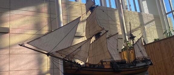 Bild av en miniatyrmodell av ett segelfartyg som finns i en kyrka