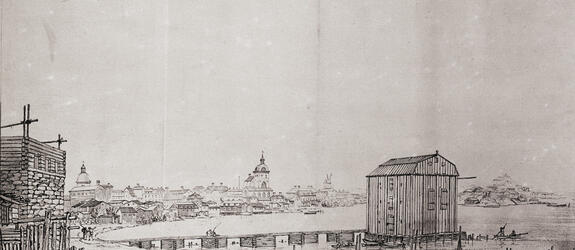 Helsinki-näkymä Kaupunginlahdelta eli nykyisestä Eteläsatamasta keskustaan päin. Vasemmalla Ulrika Eleonoran kirkon torni ja keskellä kellotapuli ja koulutalo. 