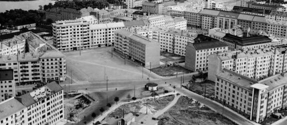 Flygbild från Tölö torgs område. På bilden syns obebyggda tomter och i förgrunden Tölö kyrka.