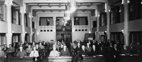 Helsingin kaupunginvaltuuston istunto pörssisalissa, Fabianinkatu 14. Rakennuksen arkkitehti Lars Sonck 1911.