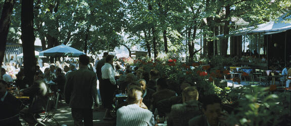 Esplanadparken. Människor vid Kapellets utebord.