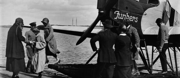 Vesitaso Junkers on saapunut Katajanokan lentosatamaan. Kahdeksan ihmistä on astunut ulos koneesta.