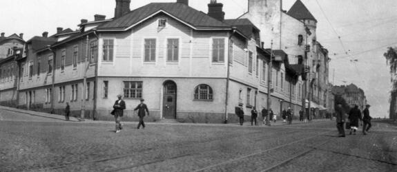 Puutalo osoitteessa Tehtaankadun ja Laivurinkadun kulmassa