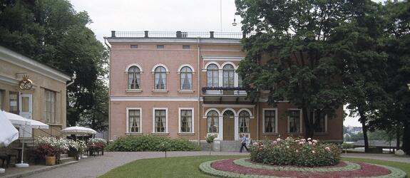 Hakasalmen huvila sisäpihoineen
