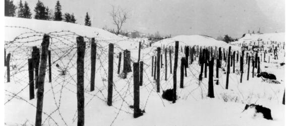 taggtrådshinder i en snöig lsluttning