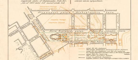 Katsauskartta Korkeavuorenkadun jatkon ja Erottajan välillä olevan Esplanadiosan järjestelyyn 1800-vuosiluvun alusta nykypäivään. Eri väreillä kuvattu vuosien 1811, 1817/1827, 1862 sekä kartan tekoajankohdan asemakaavapiirustukset sekä Kluuvinlahti v. 1811.
