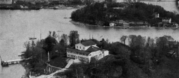 Edessä Suomalaisen Pursiseuran rakennus Nihtisaarella, pyöreällä Sompasaarella erottuu näkötorni saaren korkeimmalla kohdalla, saari oli osuusliike Elannon käytössä vuodesta 1921, siellä toimi Elannon työntekijöiden lasten kesäsiirtola. Taustalla on Sörnäisten satama-aluetta, oik. Kulosaaren silta.