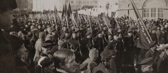 Venäläiset sotilaat juhlivat kulkueessa maaliskuun vallankumousta vuonna 1917. Kulkue on täynnä univormupukuisia miehiä, jotka kantavat lippuja.