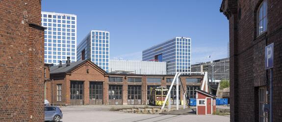 Näkymä Pasilan pohjoisen veturitallin sisäpihalle. Taustalla kohoavat Triplan rakennukset.