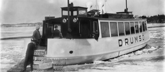 Kuva jäiden keskellä olevasta moottorilautasta johon ihmiset ovat nousemassa kyytiin