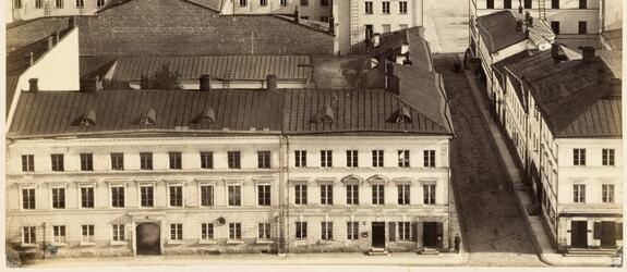 Vanha mustavalkoinen kuva jossa näkyy Helsinkiä 1800-luvun lopun asussa. Etualalla Senaatintori