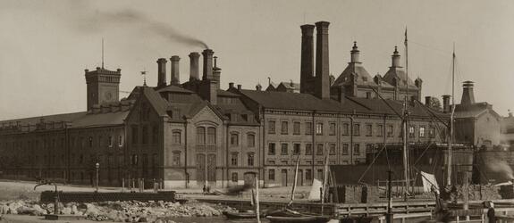 Sinebrychoffin panimon julkisivu valokuvattuna Bulevardilta 1890-luvulla.