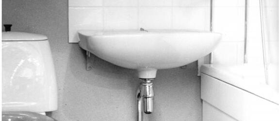 Vasemmalla on vessanpönttö, keskellä pesualla ja oikealla kylpyamme sekä näiden yhteinen vesihana.