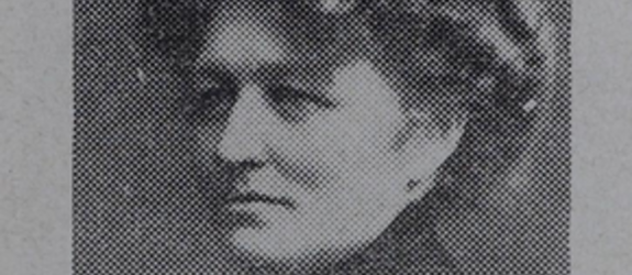 Puoliksi sivuttain otettu kuva keski-ikäisestä naisesta.