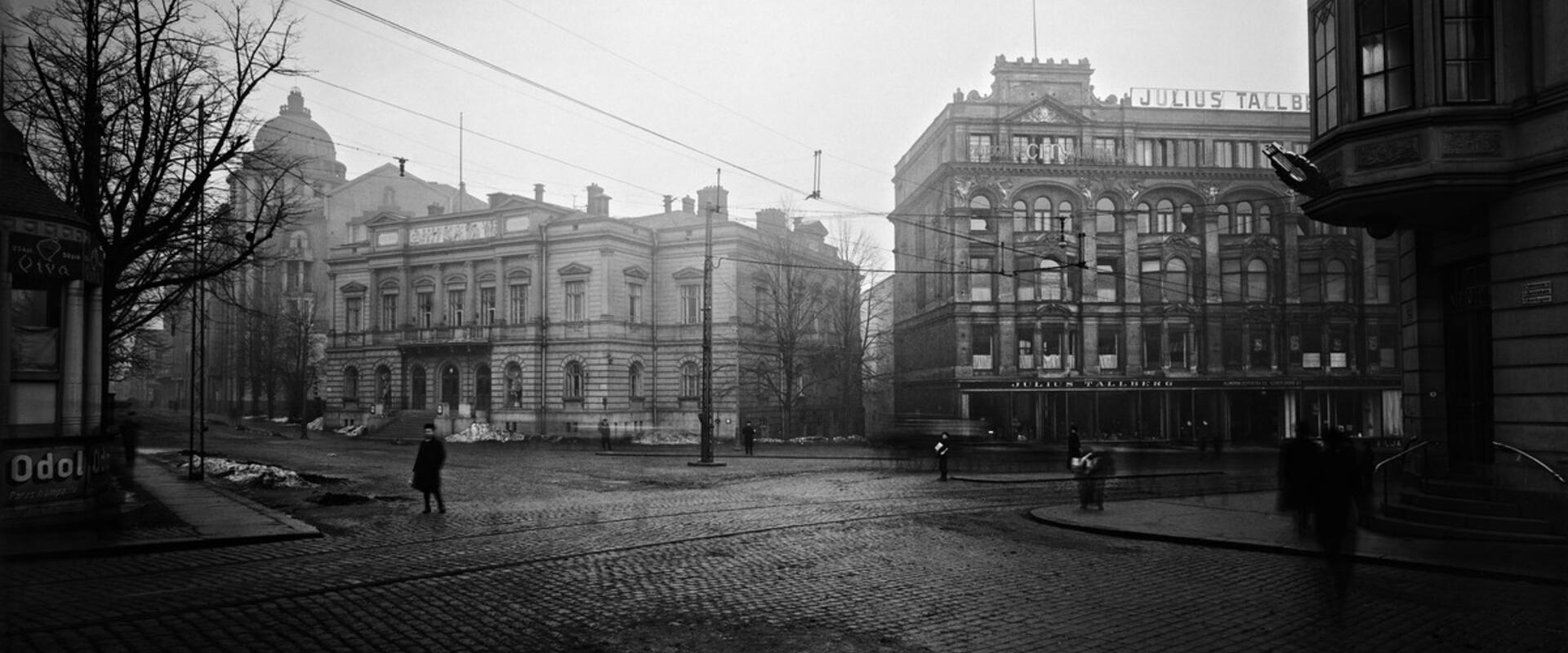 Näkymä Aleksanterinkadun ja Itäisen Heikinkadun risteykseen Ylioppilasaukiolle, jolla vuoden 1918 opaskartassa on myös nimi Raitiotientori ja joka sittemmin on tunnettu nimellä Kolmen sepän aukio. Kuvan vasemmassa reunassa Uusi ylioppilastalo.