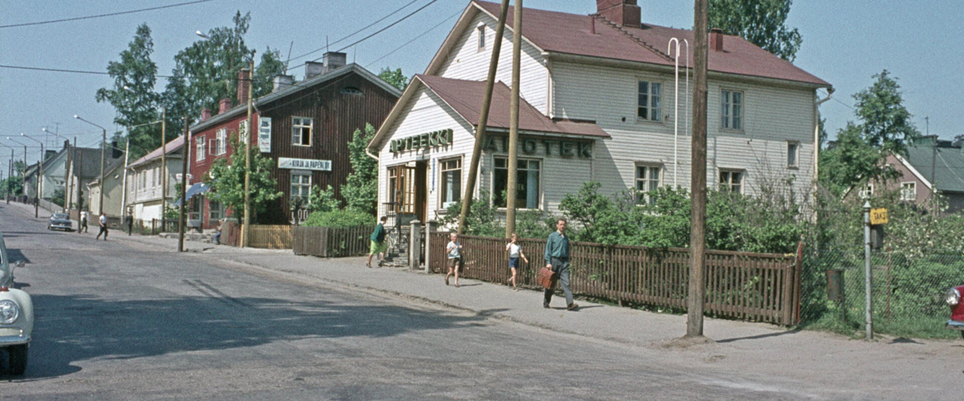 Intiankatu 3, 5, 7, 9. Arabian apteekki ja punaisessa puurakennuksessa (Intiankatu 5) toimi Toukolan kirja ja paperi Oy, kosmetiikkaliike Adalminan Helmi (Adalmina) sekä T. Volasen sekatavarakauppa.
