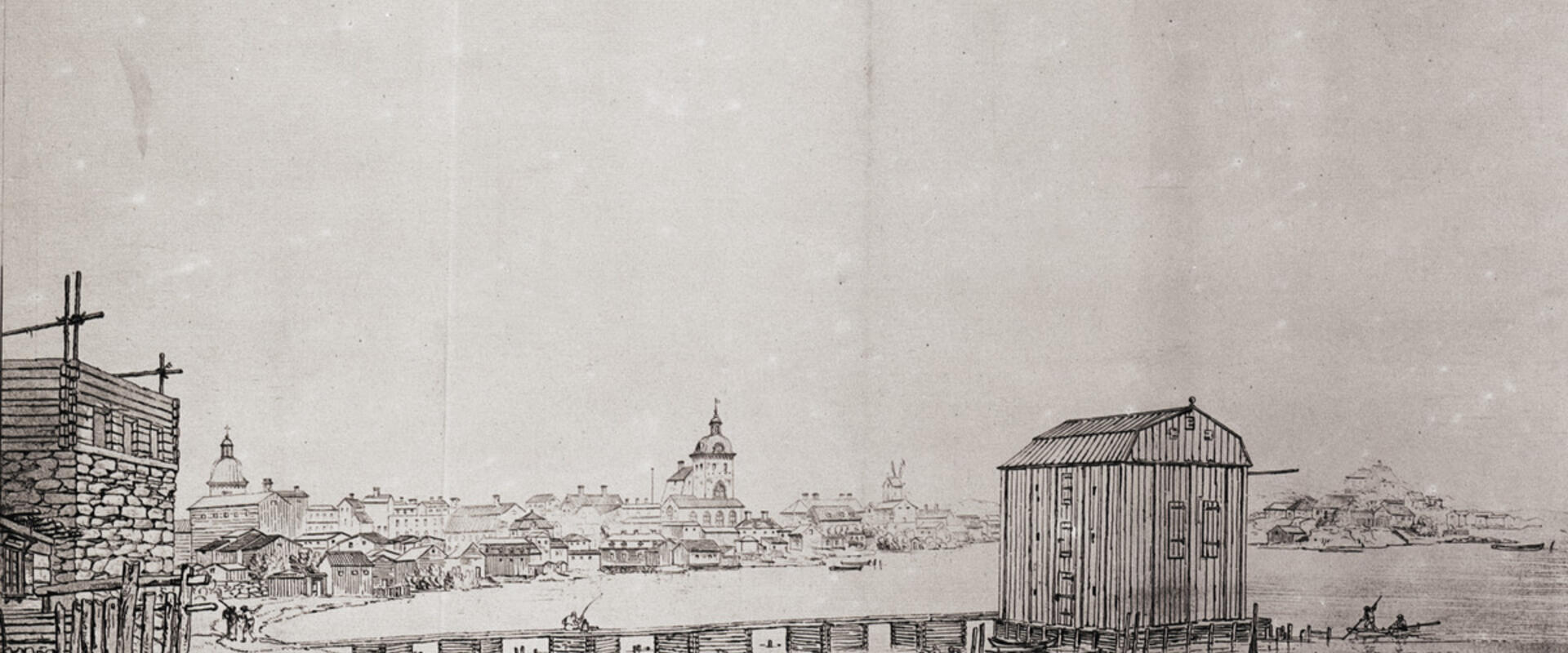 Helsinki-näkymä Kaupunginlahdelta eli nykyisestä Eteläsatamasta keskustaan päin. Vasemmalla Ulrika Eleonoran kirkon torni ja keskellä kellotapuli ja koulutalo. 