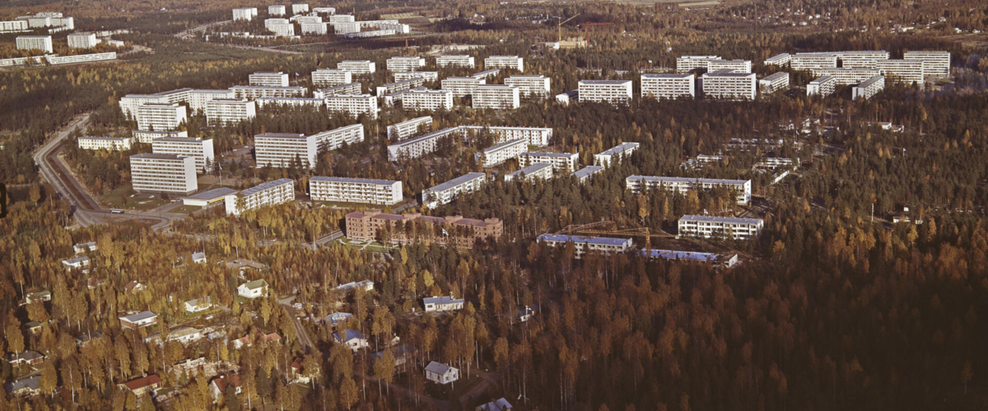 Syksyllä otetussa ilmakuvassa on omakotitaloalue ja kerrostaloalue.