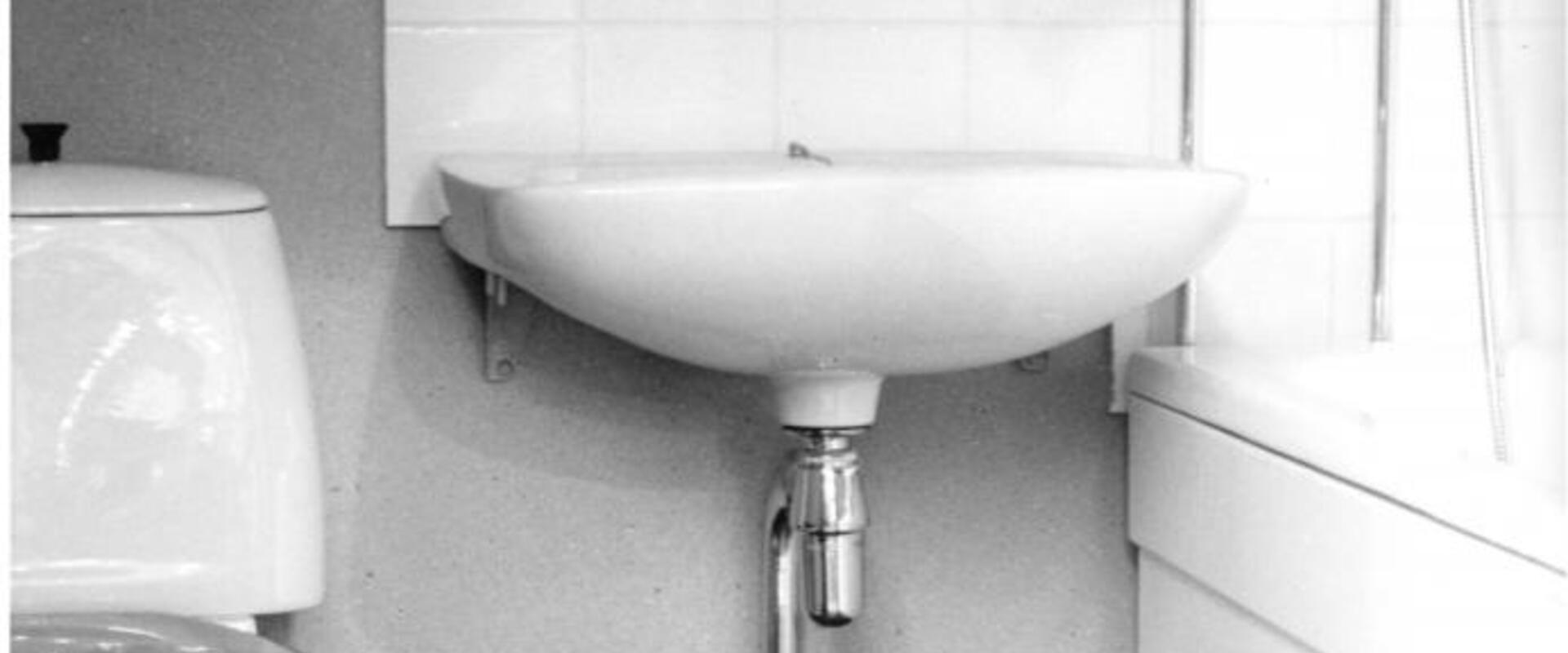 Vasemmalla on vessanpönttö, keskellä pesualla ja oikealla kylpyamme sekä näiden yhteinen vesihana.