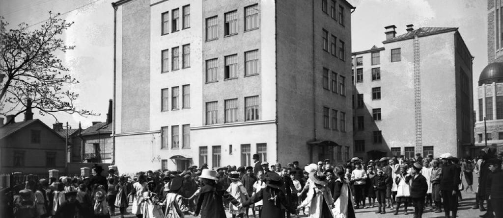 Rastgården av folkskolan i Berghäll.