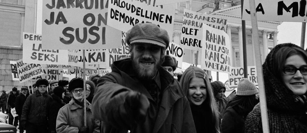 Korkeakouludemokratiaa vaativa mielenosoitus Senaatintorilla vuonna 1970